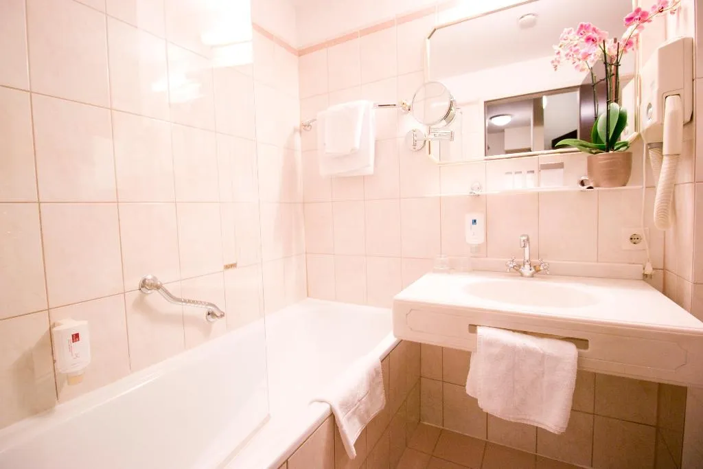 DOUBLE CLASSIC Room, Theaterhotel & Suites Wien, Vienna