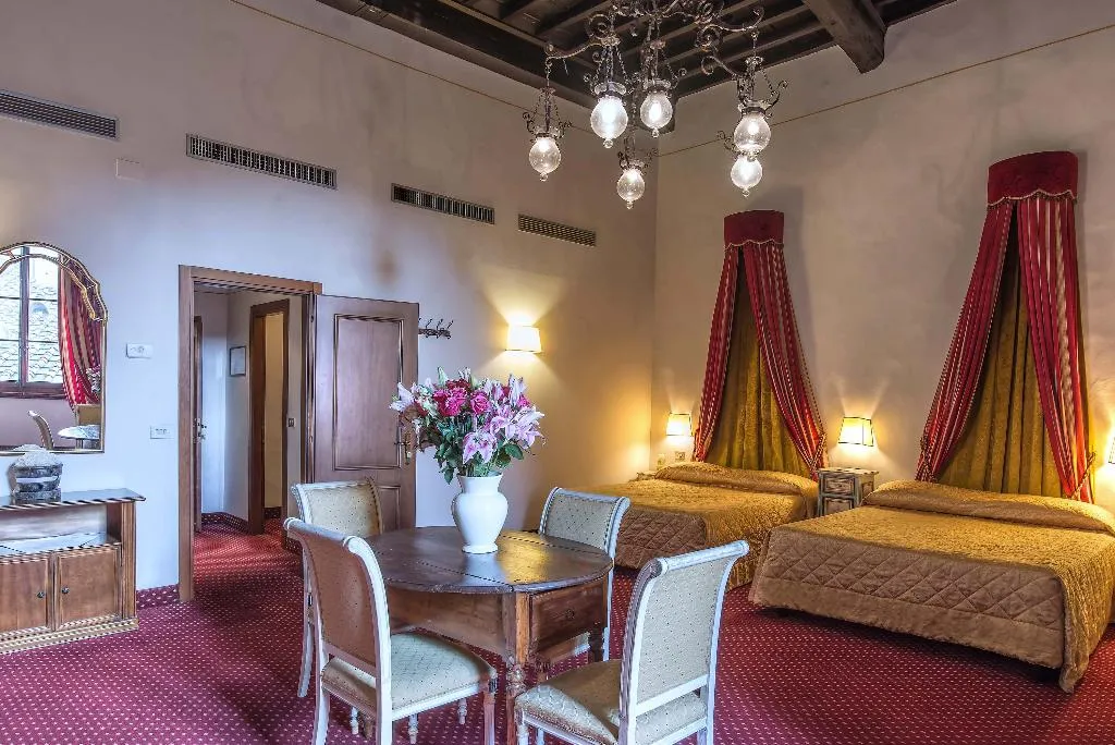 SUITE CAPACITY 3 Room, Paris, Florence