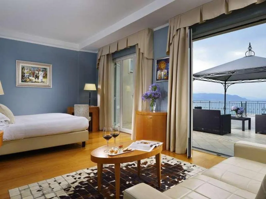 Room, Raito, Naples