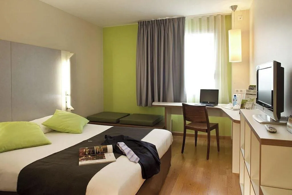 TRIPLE STANDARD Room, Travelodge Cornella Fira, Barcelona