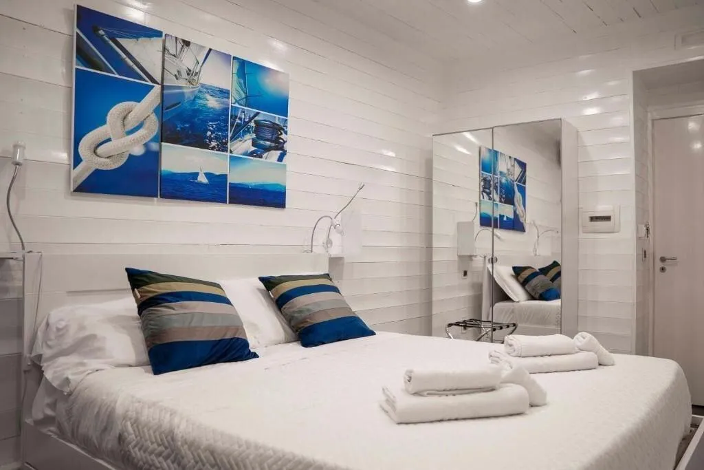 Room, Yacht Club Angioino, Naples