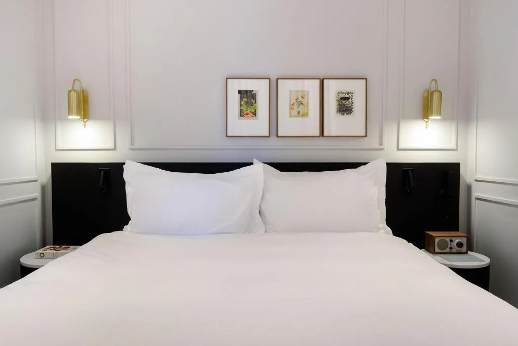 DOUBLE KING SIZE BED Room, Pillows Maurits At The Park, Amsterdam