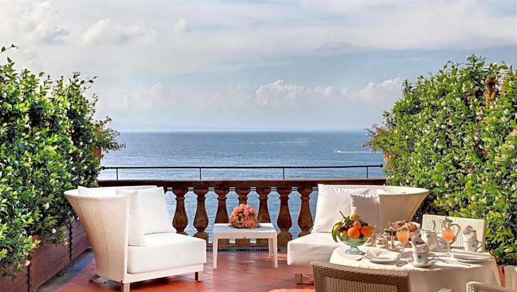 JUNIOR SUITE DELUXE Room, Grand Hotel Excelsior Vittoria Spa, Naples