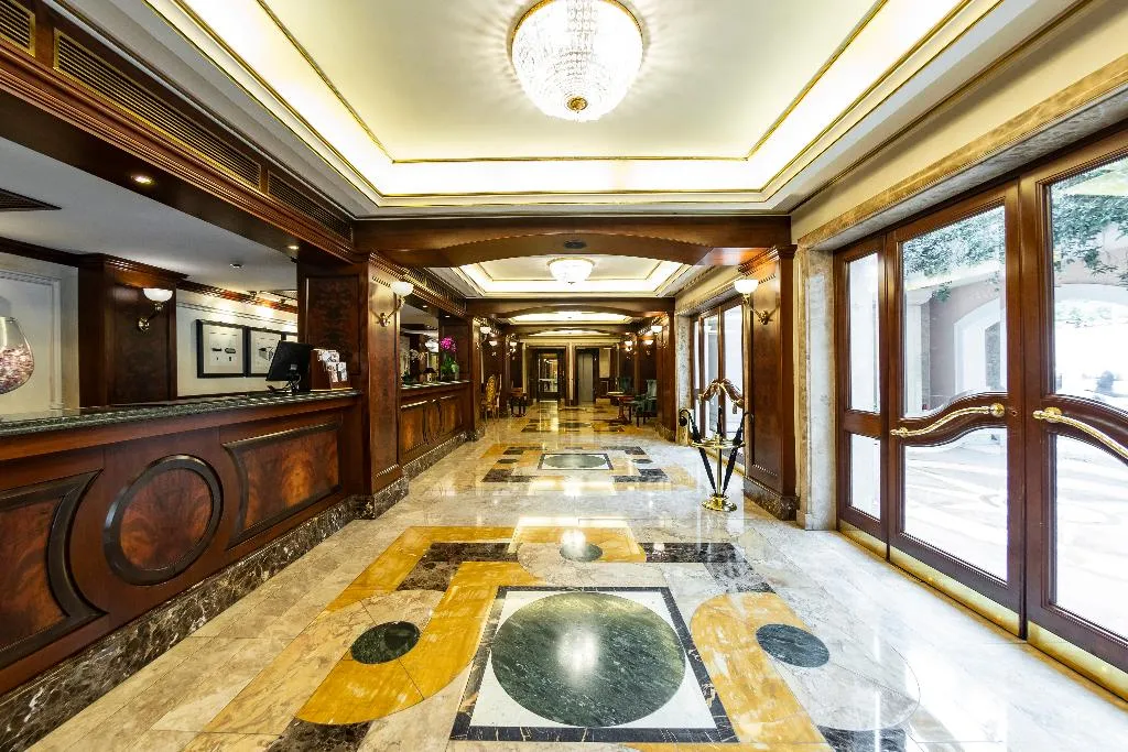Lobby, River Chateau, Rome