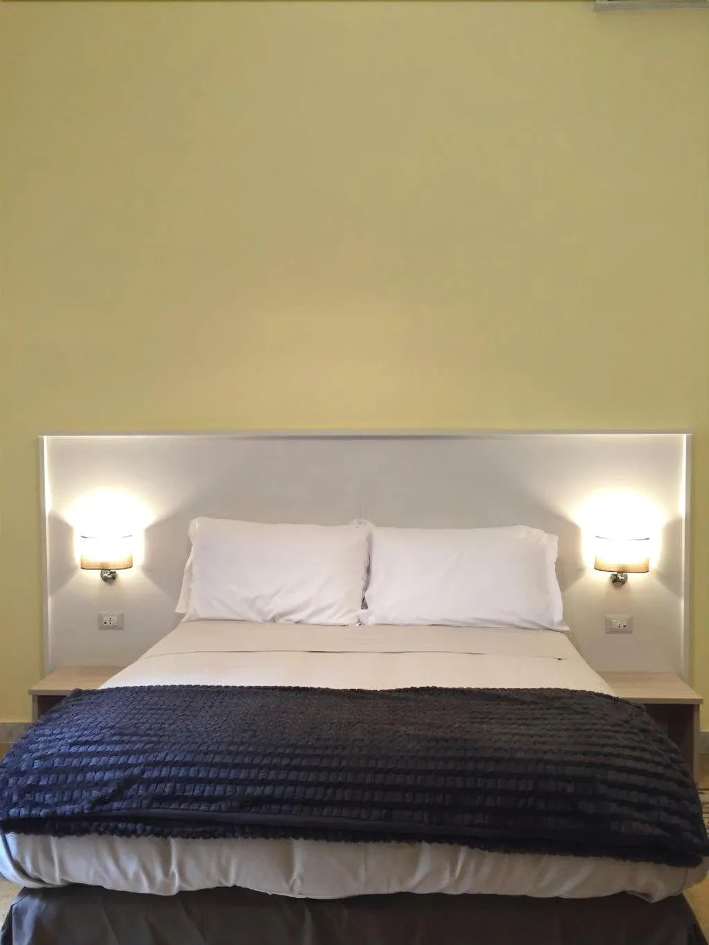 Room, B&B Napolimilionaria, Naples