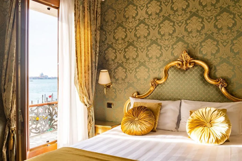 Room, A Tribute To Music, Venice