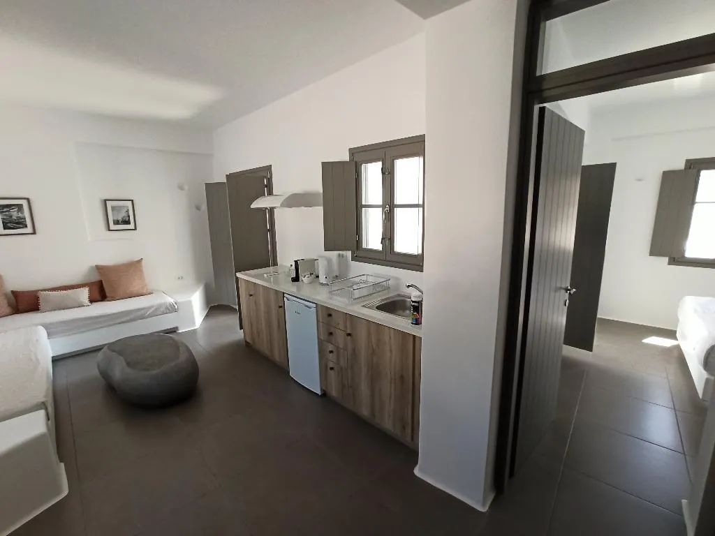 SUITE WITH PRIVATE POOL Room, Amphitrite Suites Santorini, Santorini