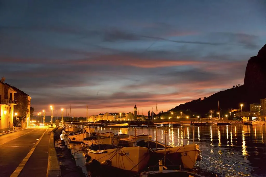 Sports and Entertainment, Inn By The River, Split