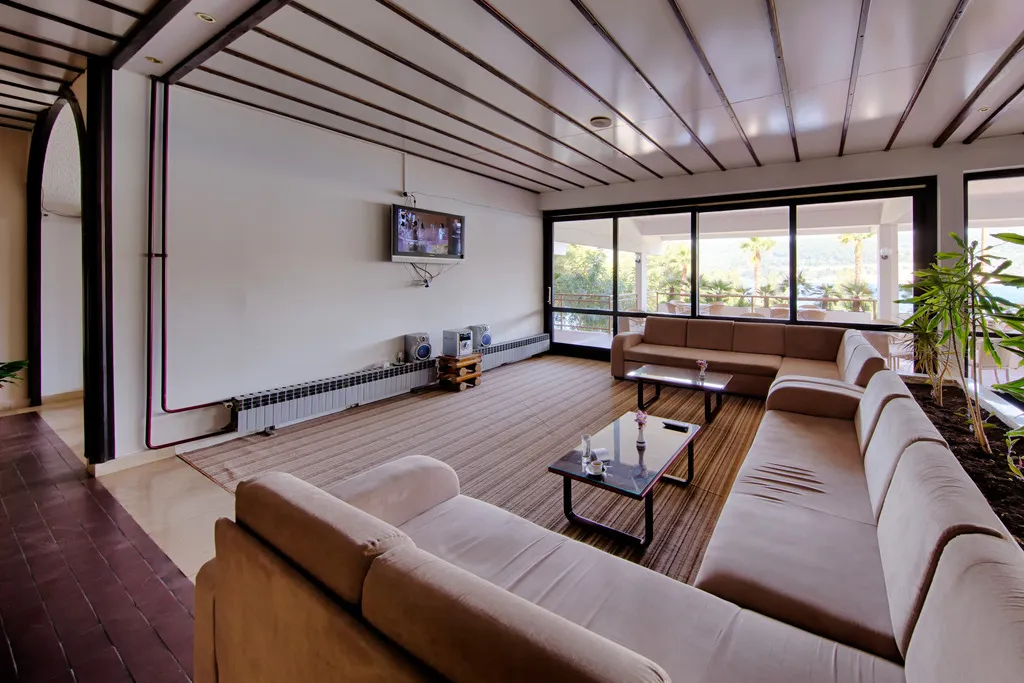 Lobby, Issa, Split