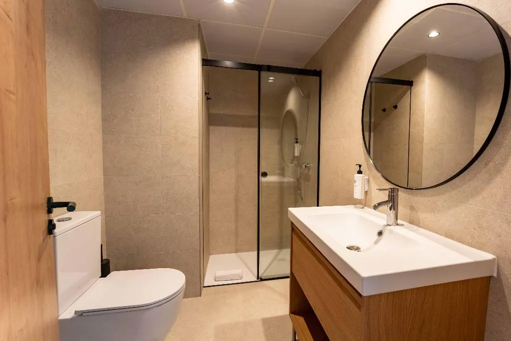 TRIPLE STANDARD Room, easyHotel Valencia Ciutat Vella, Valencia