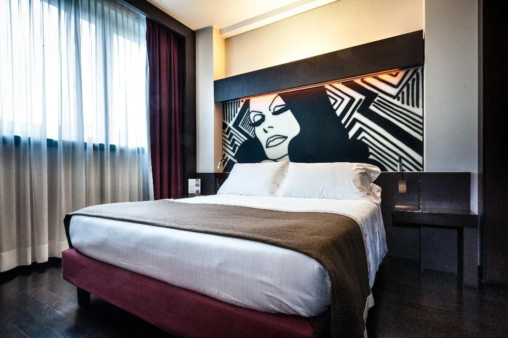 DOUBLE CLASSIC QUEEN BED Room, Crowne Plaza Milan City, Milan