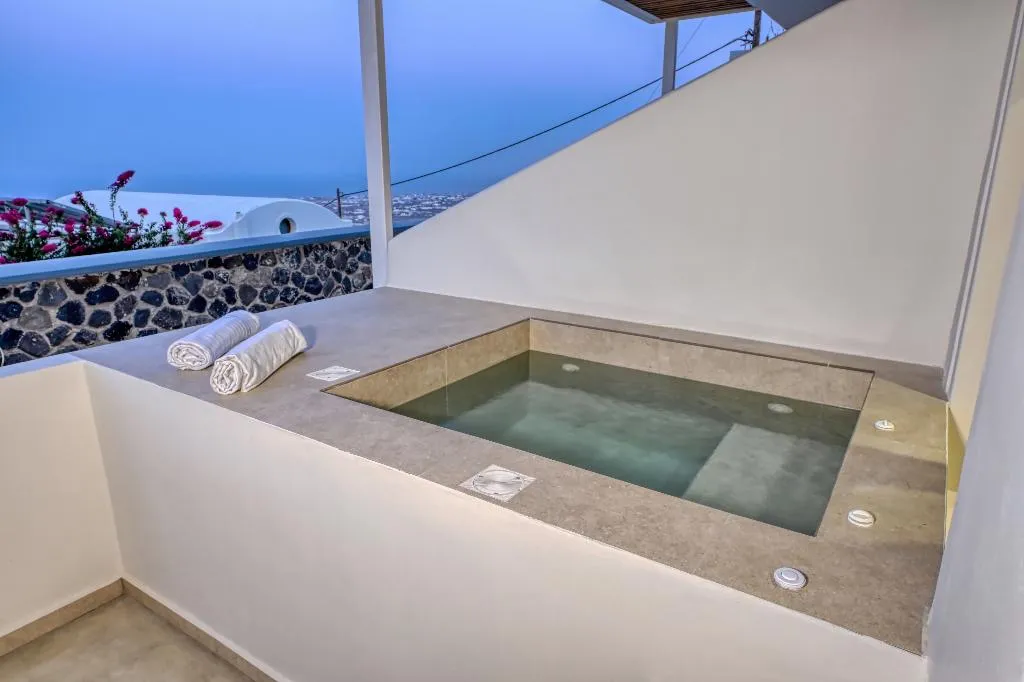 SUITE WITH JACUZZI Room, splendour hotel and suites, Santorini