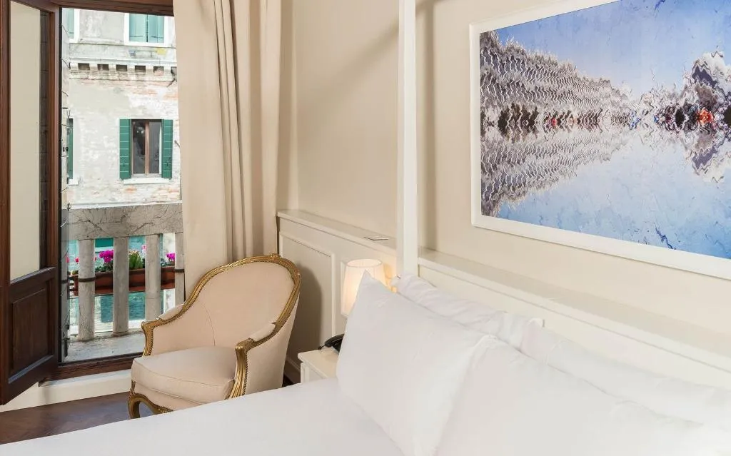 Room, Sonder Salute Palace, Venice