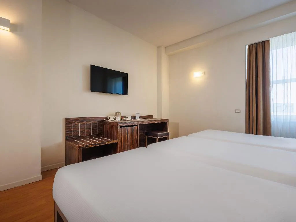 TRIPLE ECONOMY Room, iH Hotels Milano Centrale, Milan
