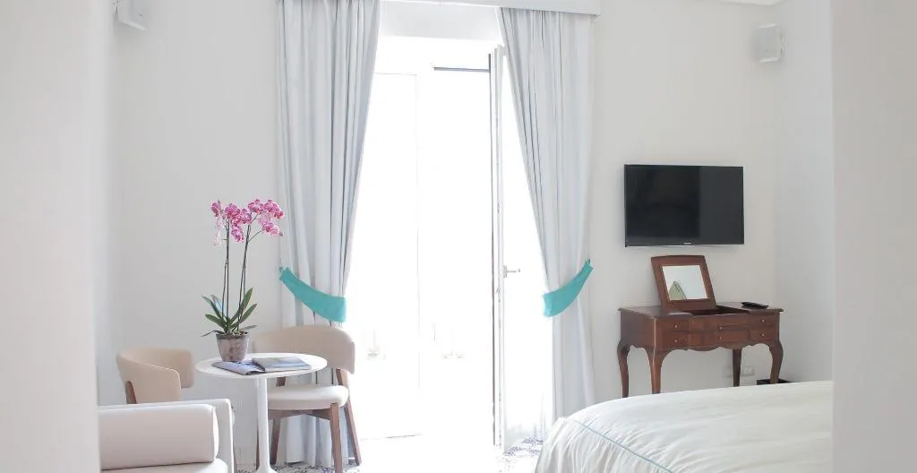 Room, Diecisedici, Naples