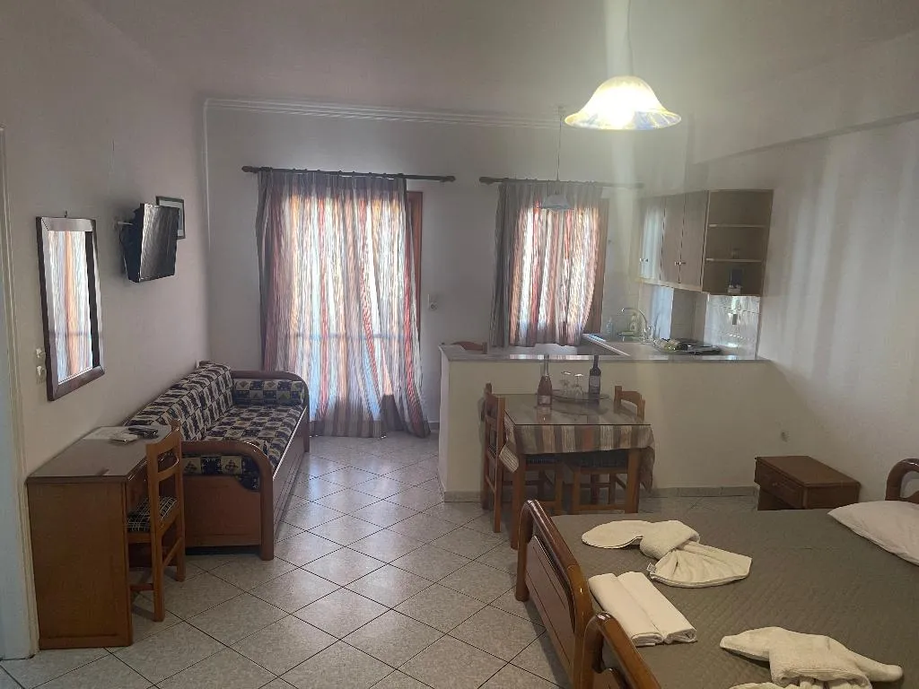 TRIPLE CLASSIC Room, Tarelis Apartmens Studios, Santorini