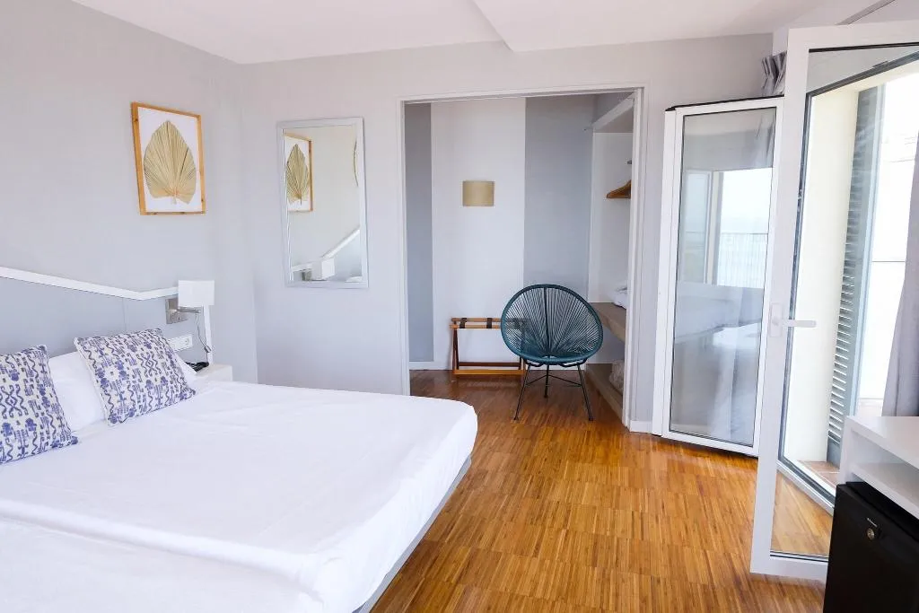 Room, Subur, Costa Brava