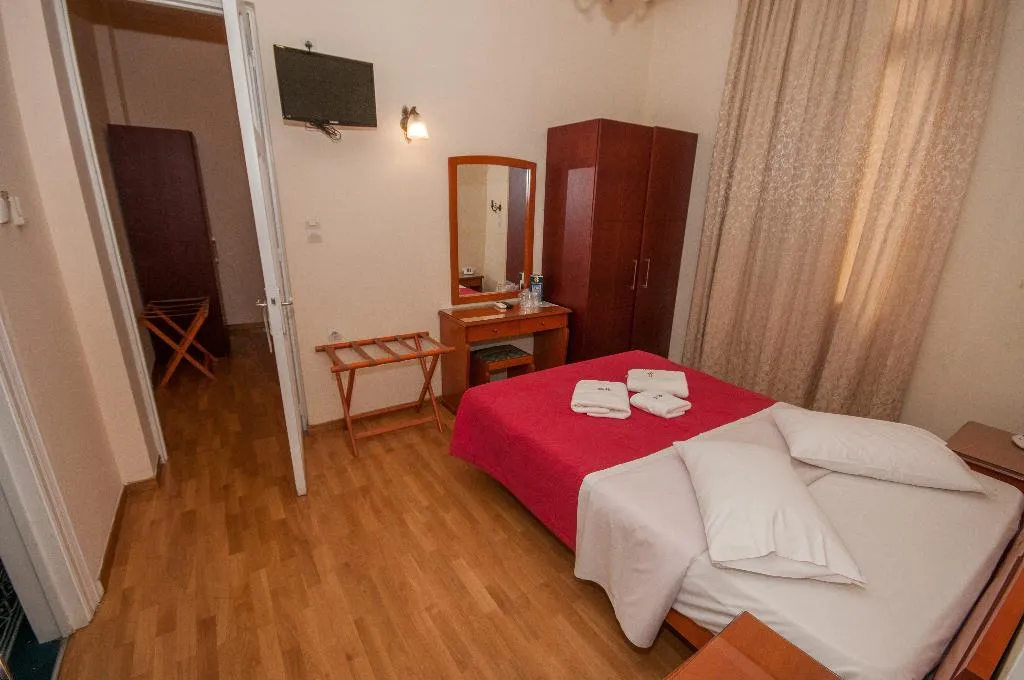 QUADRUPLE STANDARD Room, Cecil hotel, Athens