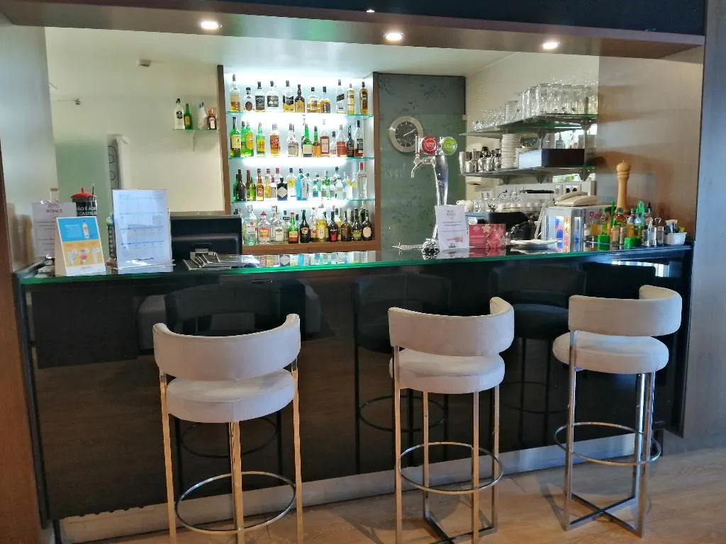 Bar, Monaco, Algarve