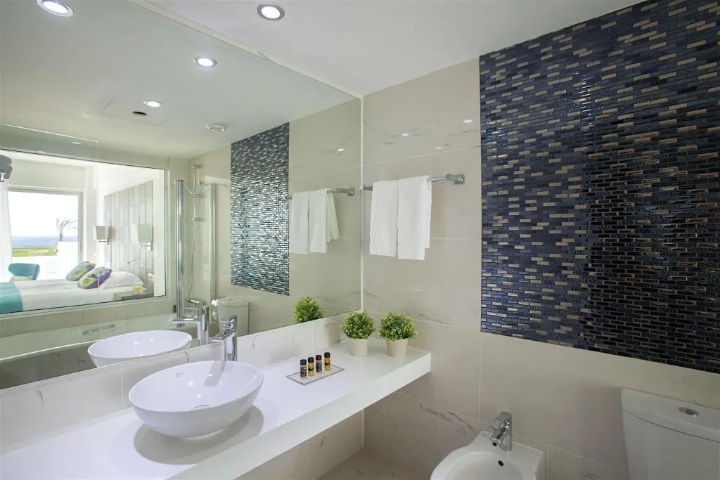 Double or Twin GARDEN VIEW Room, King Evelthon Beach Hotel & Resort, Cyprus