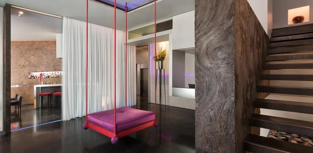 Lobby, Sina The Gray, Milan