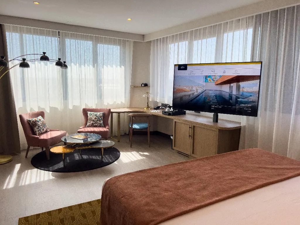 SUITE WITH VIEWS Room, Hotel Indigo Madrid - Gran Via, Madrid