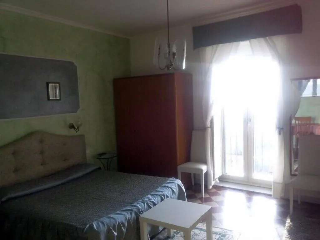 Room, Gualtiero Camere E Suite, Catania