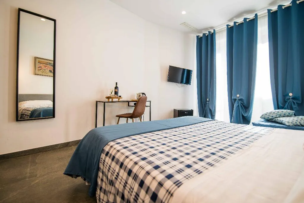 TRIPLE BASIC Room, Quattro Briganti, Naples