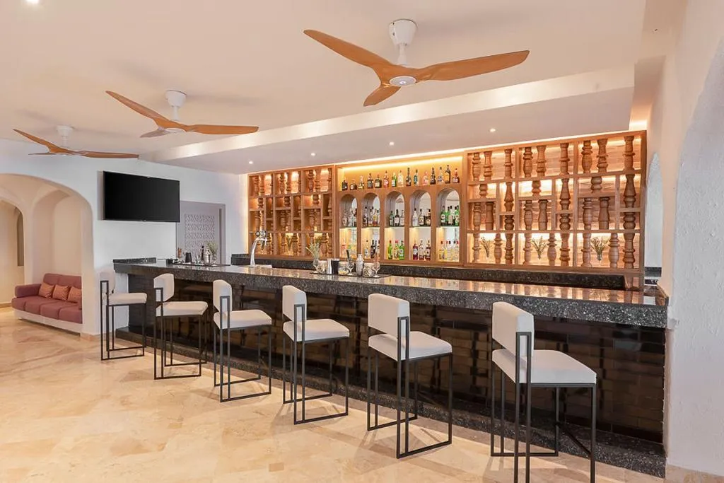 Bar, GR Caribe Deluxe All Inclusive Resort, Cancun Area
