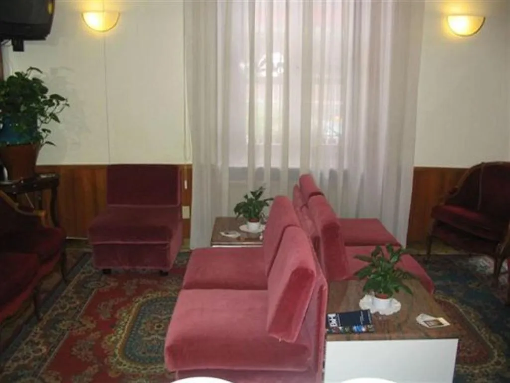 Lobby, Mayorca, Milan