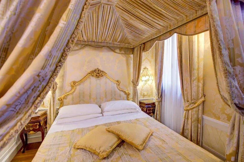 JUNIOR SUITE CAPACITY 4 Room, Canal Grande, Venice