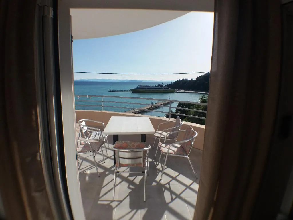 APARTMENT CAPACITY 5 Room, Harbour View, Kalamata