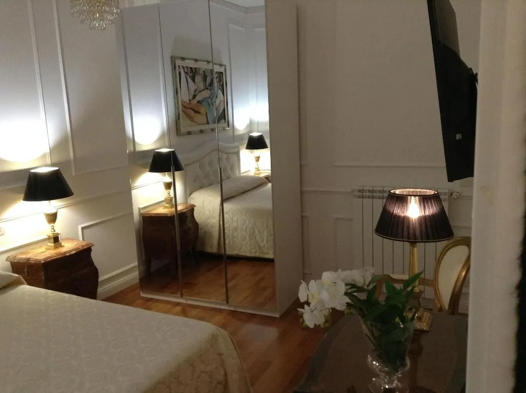 Room, King Plaza, Naples