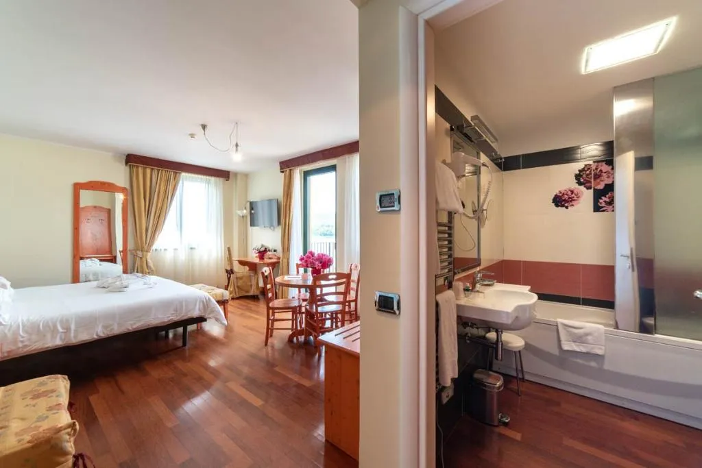 Double or Twin SUPERIOR LAKE VIEW Room, Hotel Montelago, Milan