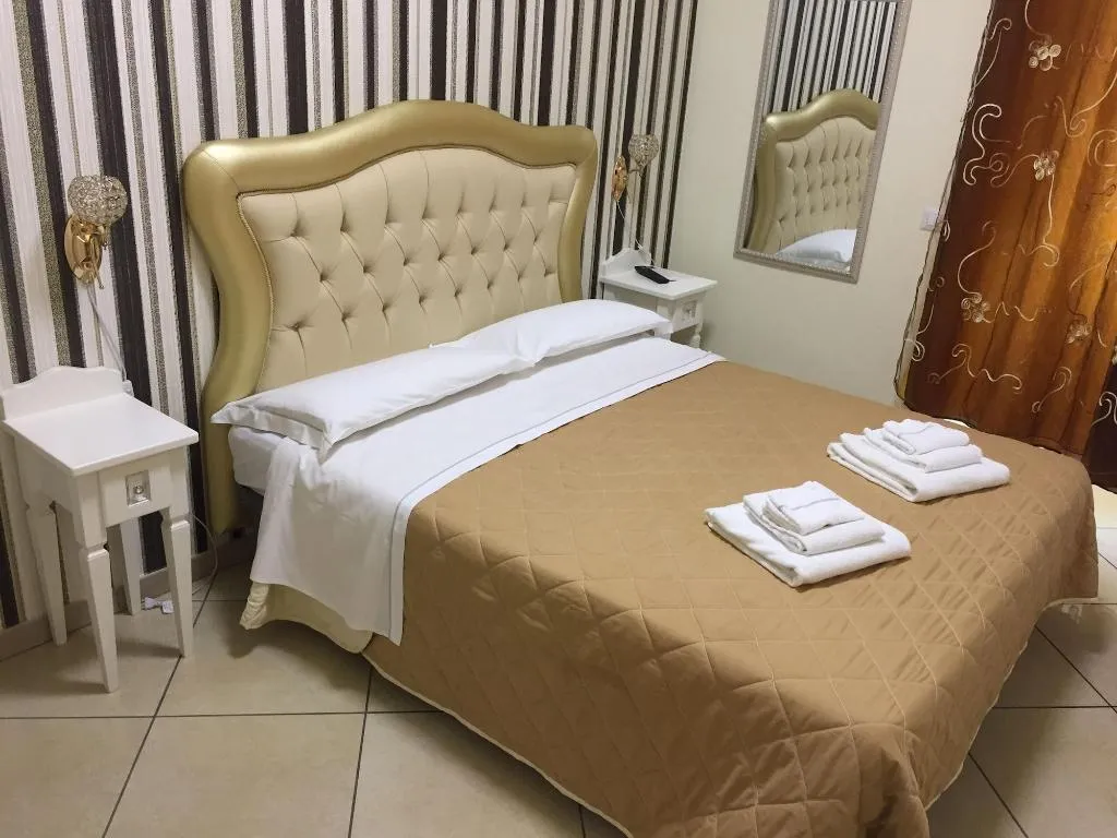 Room, New Sayonara, Naples