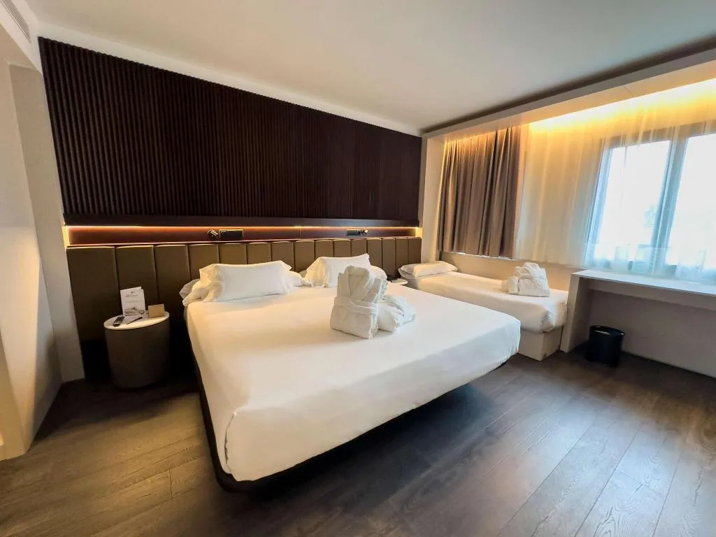 TWIN THREE BEDS Room, Becquer, Seville