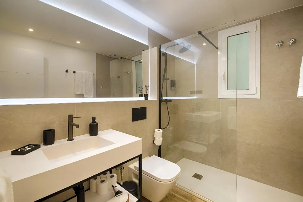 APARTMENT THREE BEDROOMS TWO BATHROOMS Room, Mercedes Heritage Apartments, Barcelona