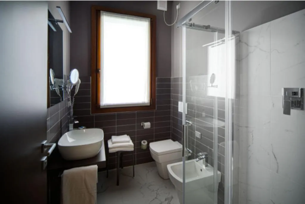 SINGLE STANDARD Room, Aaron, Venice