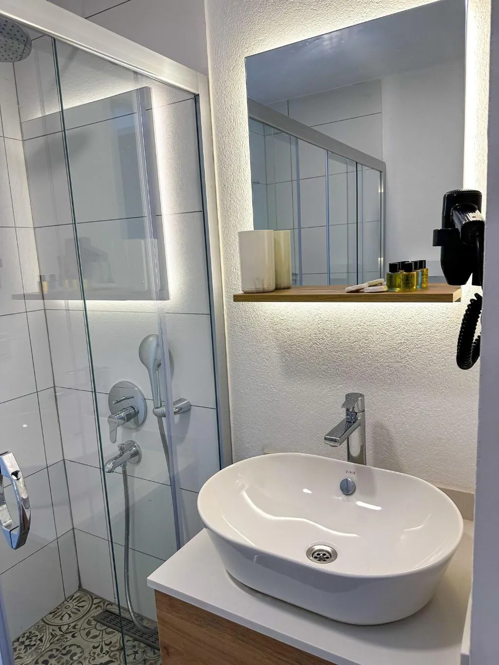 Room, Sema, Dalaman
