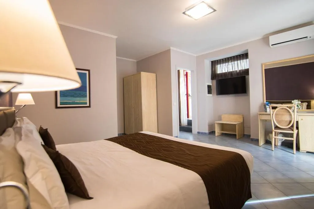 Room, Soleluna, Naples