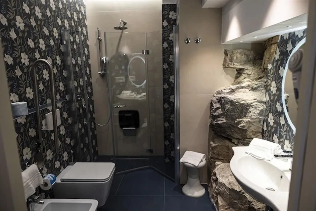 QUADRUPLE TWO DOUBLE BEDS ONE BEDROOM  Room, Hotel Cristina, Naples