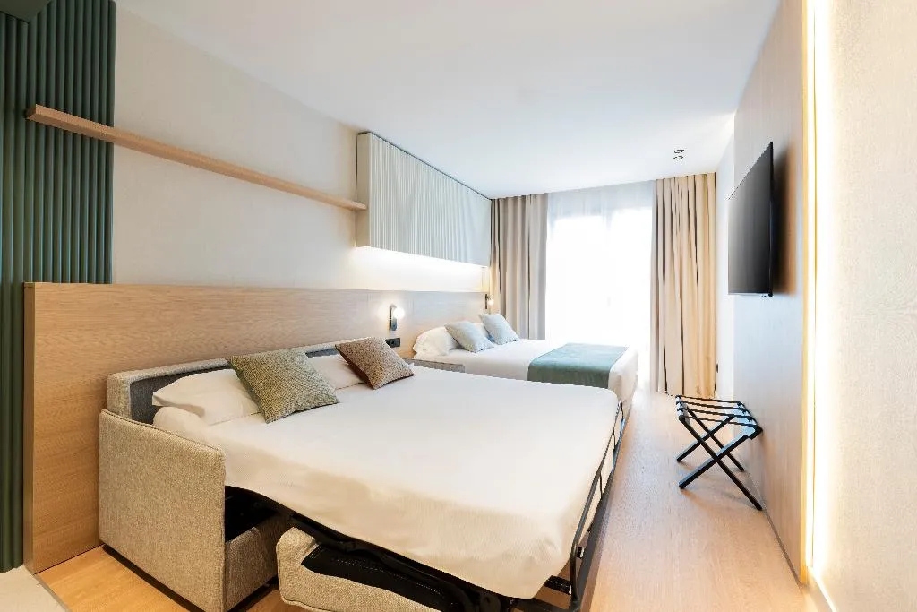 TRIPLE SUPERIOR Room, Aparthotel Atenea Calabria, Barcelona