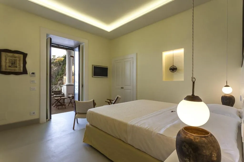 Room, Yacht Club Capo Cervo Suites, Naples