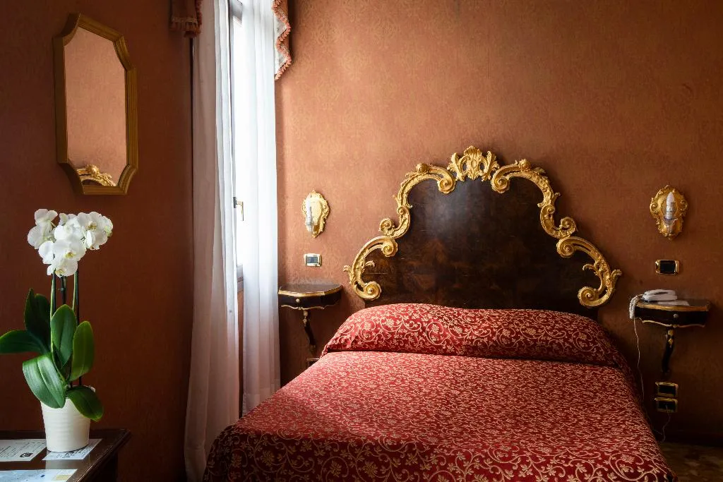 DOUBLE DELUXE CANAL VIEW Room, Ateneo, Venice