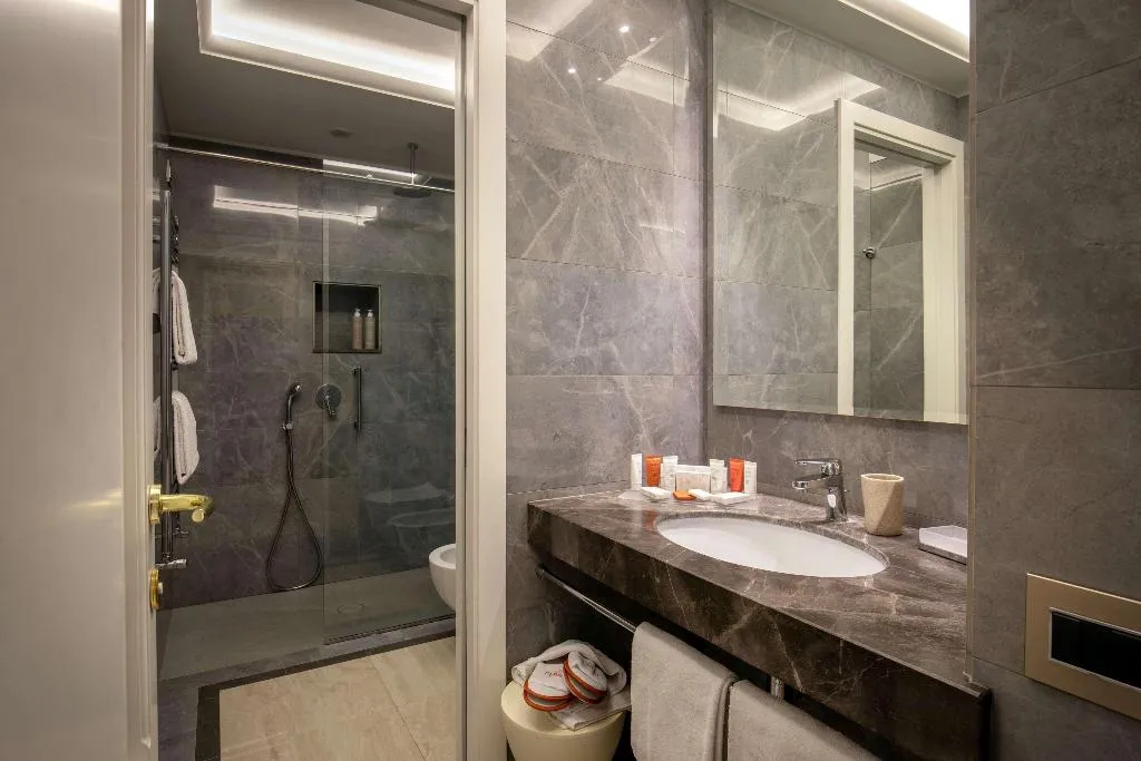 JUNIOR SUITE KING SIZE BED Room, Hotel Canada, BW Premier Collection, Rome