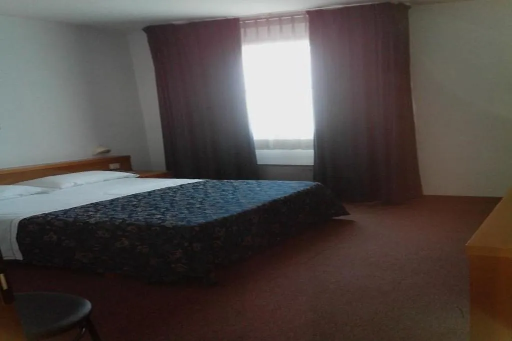 Room, Niki, Milan