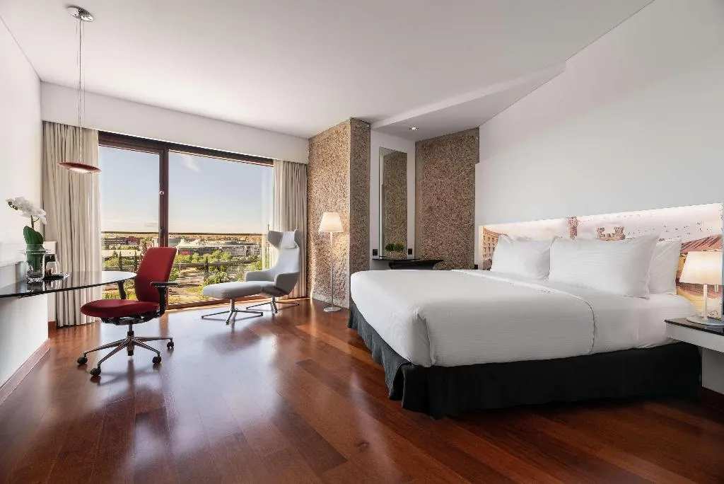 DOUBLE PREMIUM KING BED Room, Hilton Madrid Airport, Madrid