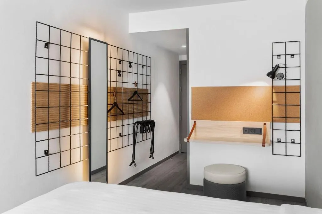 TWIN WITH BALCONY Room, Moxy Barcelona, Barcelona