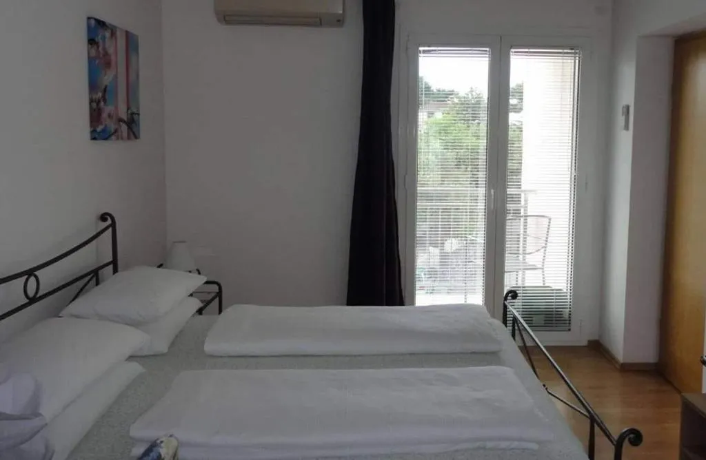 Room, Pink Inn, Split