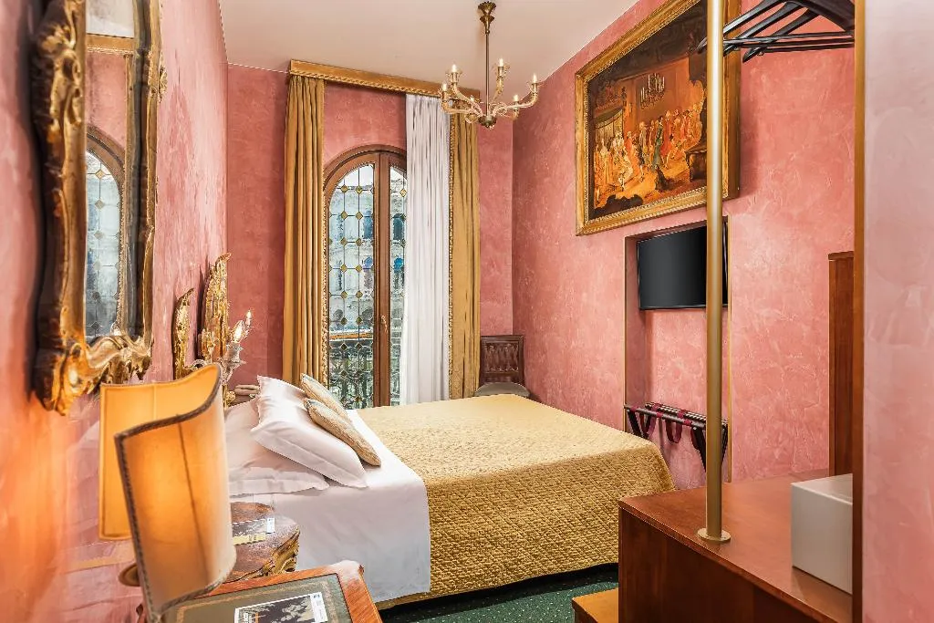 Double or Twin DELUXE CANAL VIEW Room, Marconi, Venice